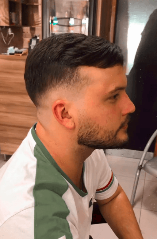 Corte de cabelo moderno com finalização premium